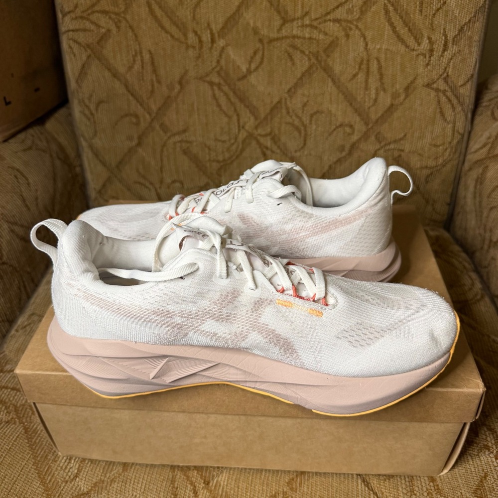 ASICS Novablast 5 Women's Running Shoes White Coral Reef Size 11 1012B765-101 - Picture 2 of 9